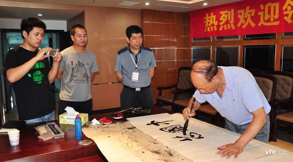 國(guó)防科大原電子科學(xué)與工程學(xué)院政委 為“中國(guó)芯，銀河夢(mèng)”題詞